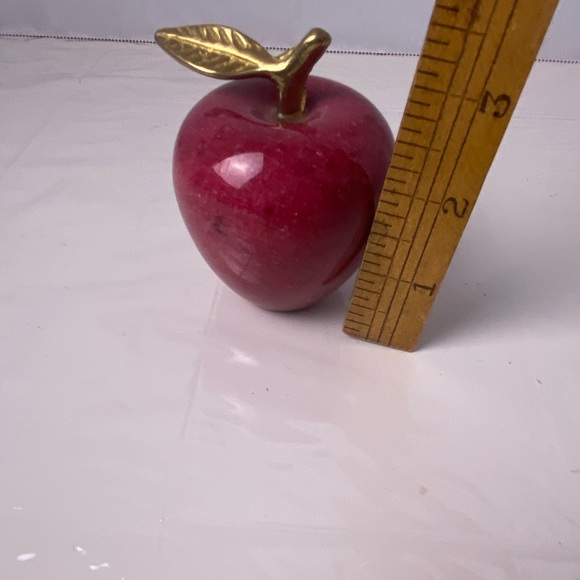 Vtg Polished APPLE PAPERWEIGHT Marble Stone Teacher Gift Brass Stem Red - Picture 4 of 6